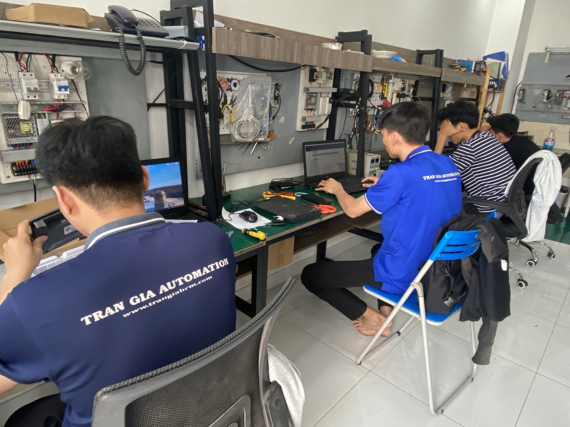 Ảnh nhân viên kỹ thuật đang sửa chữa thiết bị tại công ty TRAN GIA