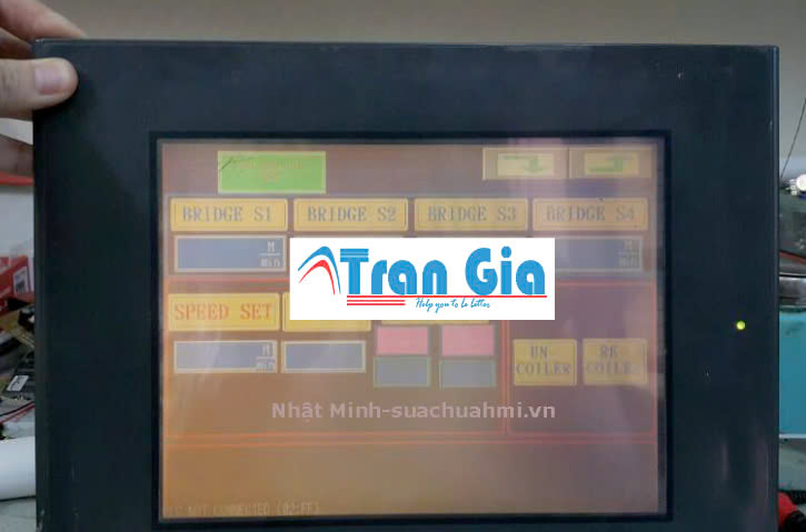 Hình ảnh đang trong quá trình sửa màn hình công nghiệp tại TRAN GIA