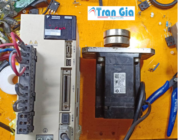 Servo Yaskawa báo lỗi 1 chấm (.) 1 gạch ngang (–) đỏ giữa màn hình Servo Yaskawa báo lỗi 1 chấm (.) 1 gạch ngang (–) đỏ giữa màn hình