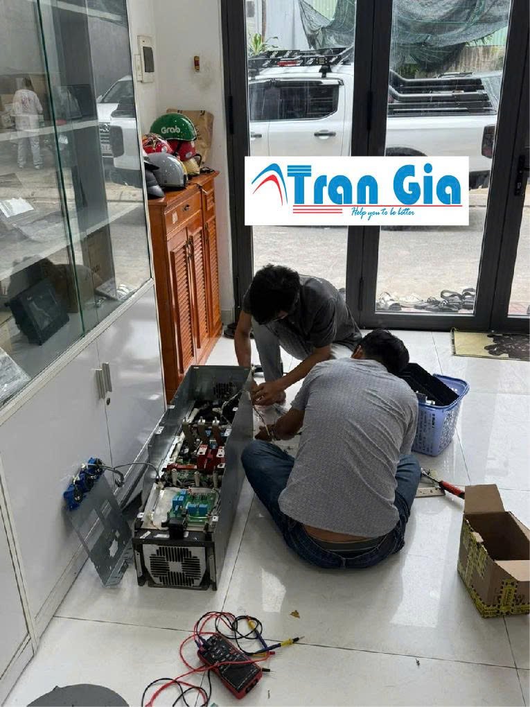 Nhân viên kỹ thuật TRAN GIA đang trong quá trình sửa chữa biến tần